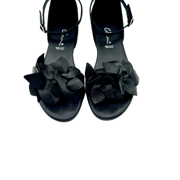 Sandalo flat con applicazione floreale