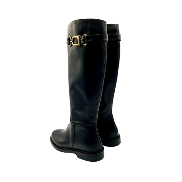 Stivale con accessorio dorato