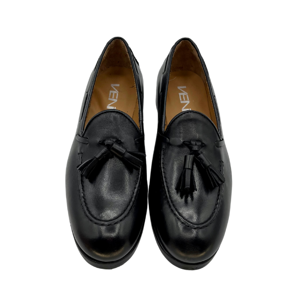 Mocassino con nappine in pelle nera