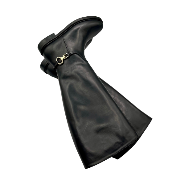 Stivale con accessorio dorato alla caviglia