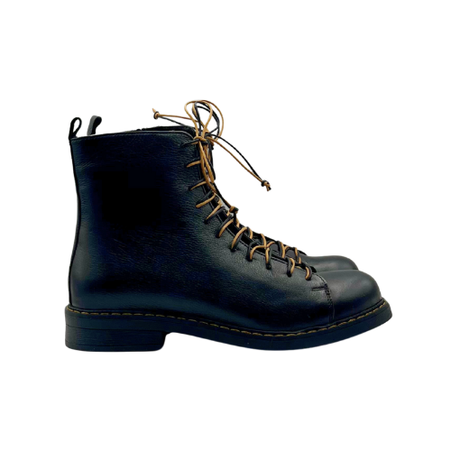 Scarpa allacciata