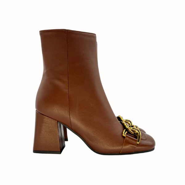 Stivaletto in nappa con accessorio dorato