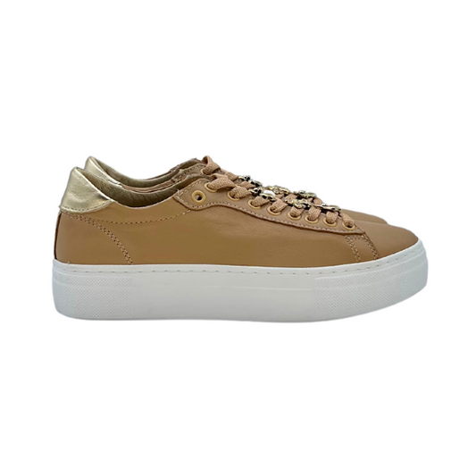 Sneaker in pelle beige con pendagli dorati