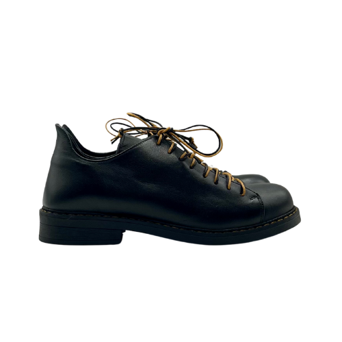 Scarpa allacciata