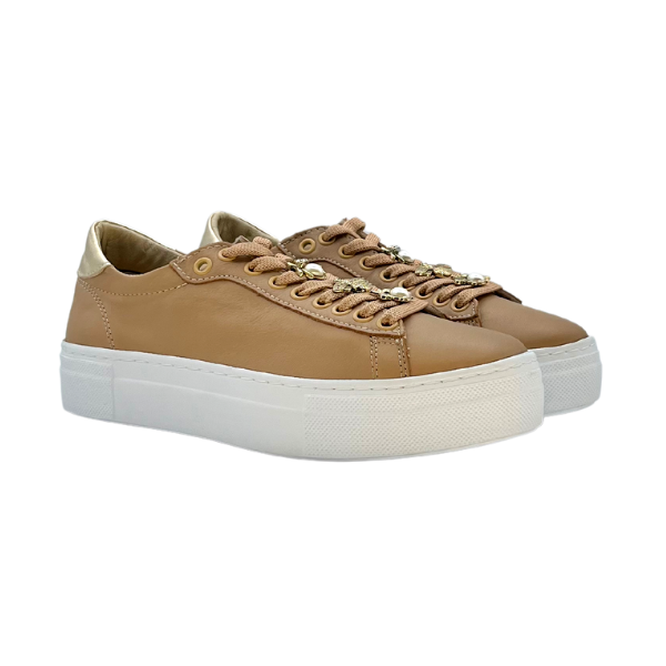 Sneaker in pelle beige con pendagli dorati