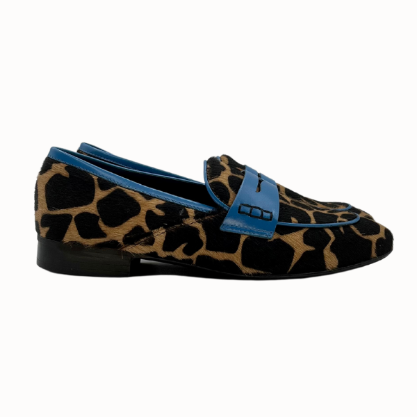 Mocassino in cavallino stampa giraffa e profili azzurri
