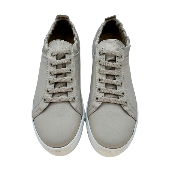 Sneaker in pelle beige con elastico posteriore