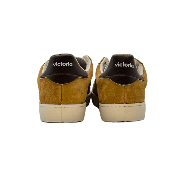 Sneakers fondo cassetta in suede camel e logo V testa moro
