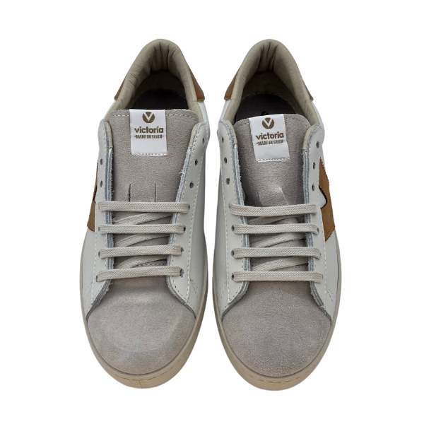 Sneaker in pelle con logo V