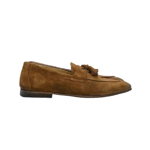 Mocassino in camoscio caramel e nappine