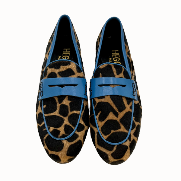 Mocassino in cavallino stampa giraffa e profili azzurri