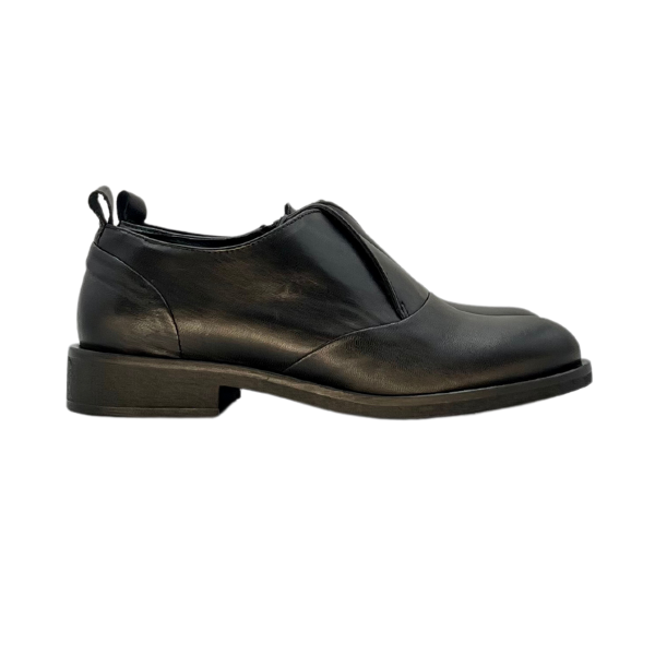 Scarpa tipo uomo con laccio nascosto