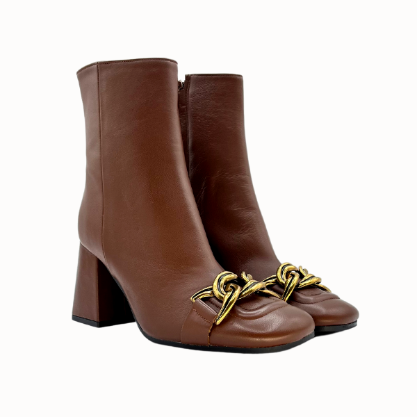 Stivaletto in nappa con accessorio dorato