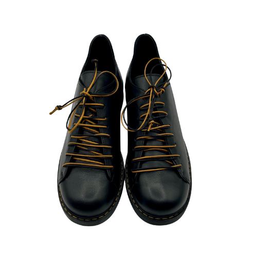 Scarpa allacciata