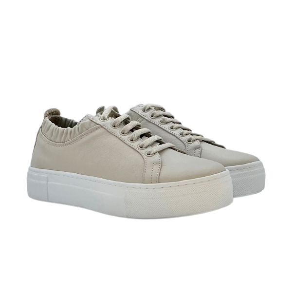 Sneaker in pelle beige con elastico posteriore