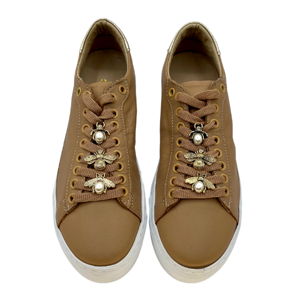 Sneaker in pelle beige con pendagli dorati