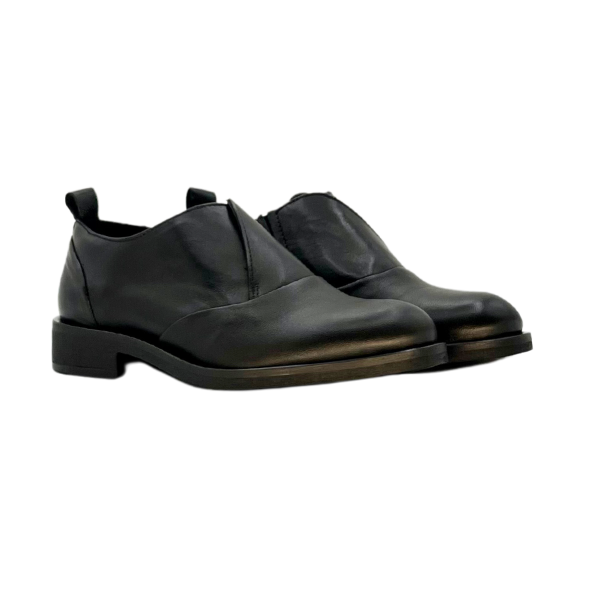 Scarpa tipo uomo con laccio nascosto