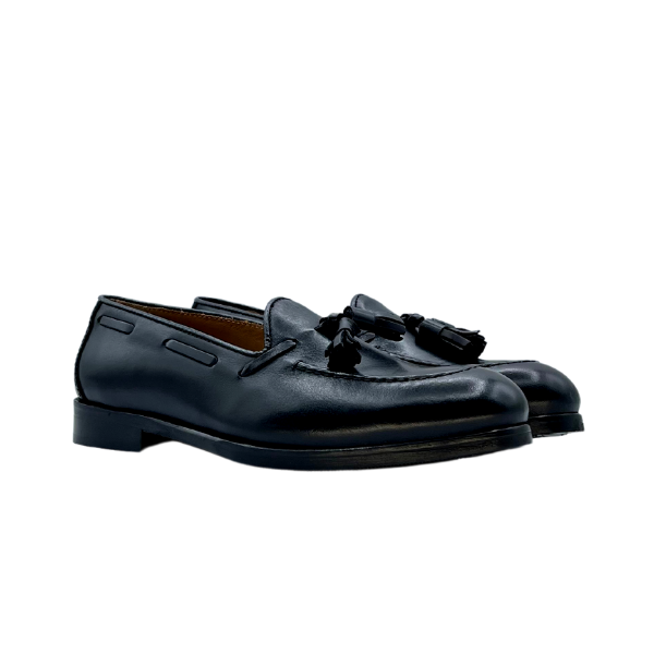 Mocassino con nappine in pelle nera
