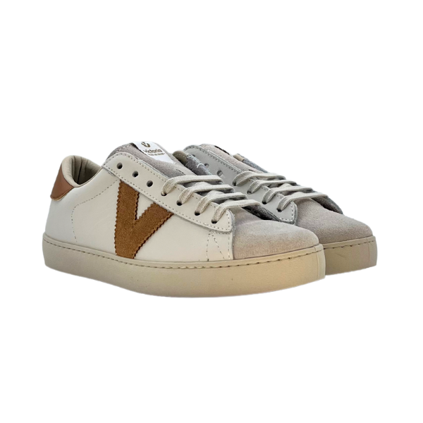 Sneaker in pelle con logo V