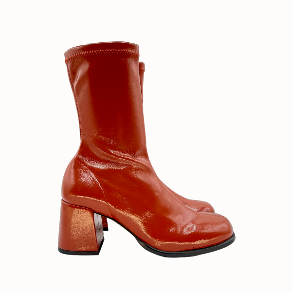 Stivaletto in naplack stretch con tacco 6 e forma footfit
