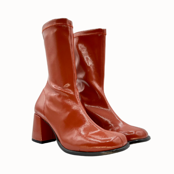 Stivaletto in naplack stretch con tacco 6 e forma footfit