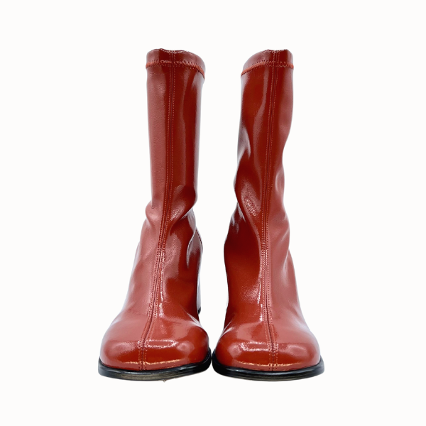 Stivaletto in naplack stretch con tacco 6 e forma footfit