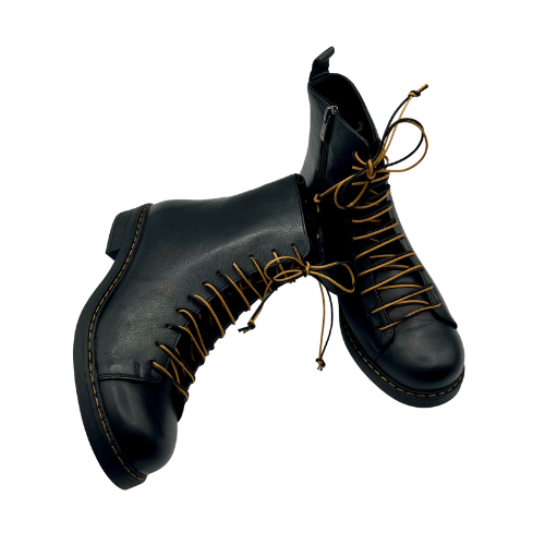 Scarpa allacciata
